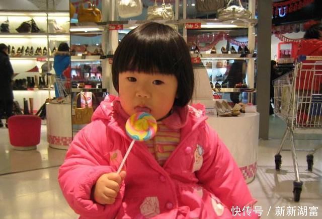 玩具|结账后发现孩子偷拿了个玩具,3位爸爸的不同做法,10年后分高下