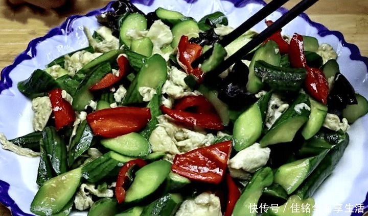 丝瓜炒鸡蛋|秋天此菜正当季,2块钱一斤,简单一炒,鲜嫩可口,好吃又下饭