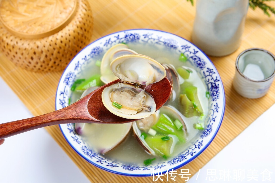 丝瓜汤|做丝瓜汤,切记不要直接下锅,掌握这1步,汤鲜味美,颜色不变黑