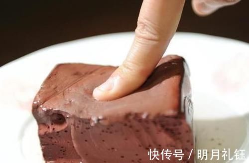 大便|吃完豬血后，大便變成了黑色，說明身體在“排毒”嗎