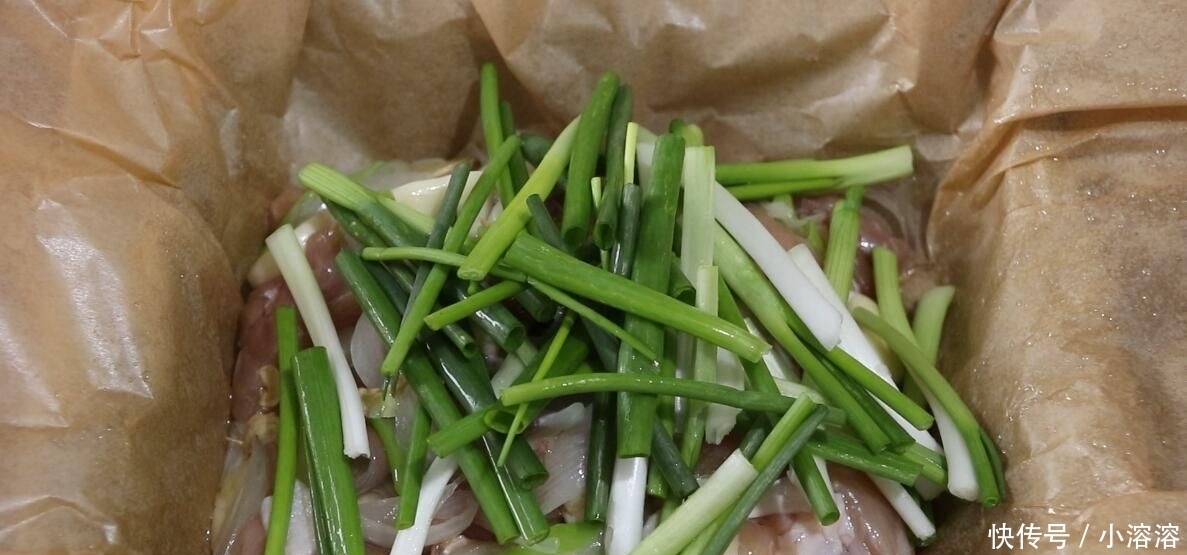 做法|用烤箱做的纸包葱油鸡,比红烧鸡还香,做法太简单了