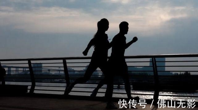 白猫|跑了2000公里后，我想跟你聊聊晨跑好还是夜跑好