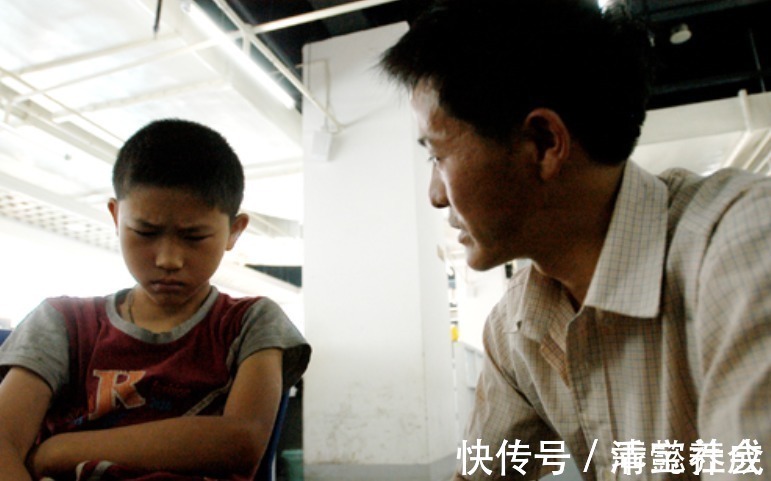 傲慢|孩子骨子里的自卑,来自父母的无知与傲慢,伤娃却不自知