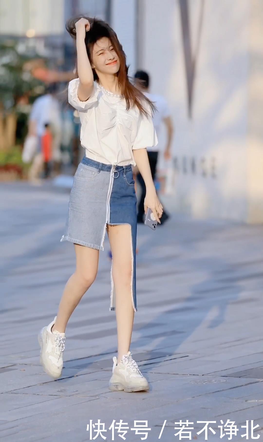 夏日不仅要追求清凉感，造型感也很重要，试试牛仔裙＋雪纺衫吧