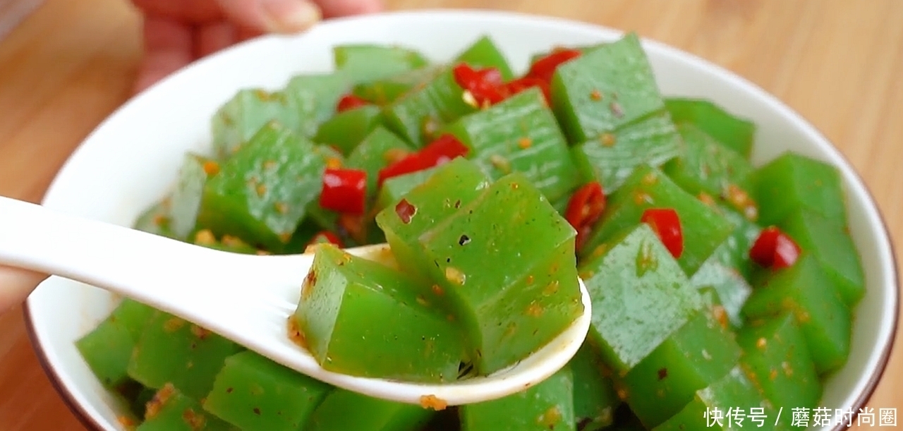 黄瓜皮不要扔了，教你做解腻凉粉，过年必备，Q弹爽滑又劲道