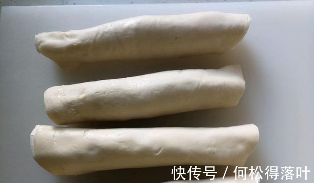 只要一张手抓饼和一根香蕉，就可以做出好吃的香蕉酥，快来试试吧！