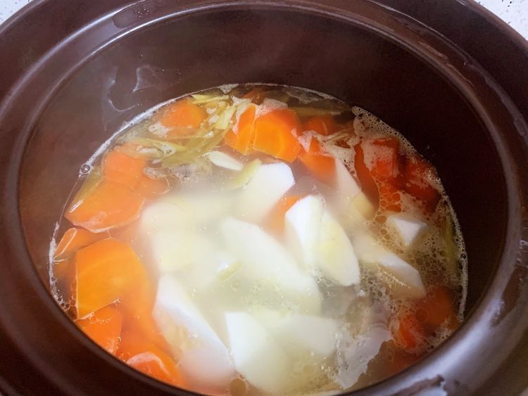 羊蝎子配上胡萝卜山药，强强联合，这做出的汤营养丰富，味道鲜美
