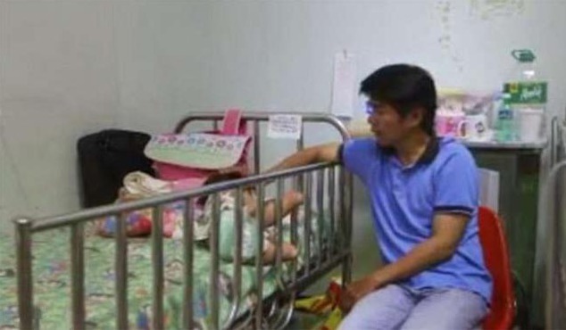 手术|女孩一出生就没有手脚,没有嘴,3岁才开口吃到第一口饭