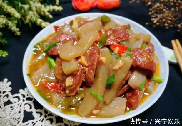  腊肠是个好食材，和魔芋一起炒，麻辣鲜香很是下饭