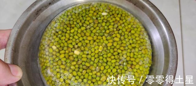 汤色|煮绿豆汤，别直接下锅煮，记住“加1步4窍门”，汤色碧绿解暑最佳！