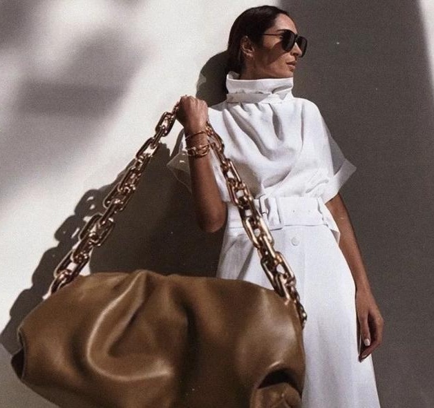 金属链 还在被小巧优雅的包包out了,今年的时尚圈,包包pk谁最大!
