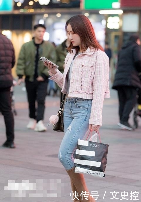 街拍:图三肤白,确认过身材,是敢穿女人!