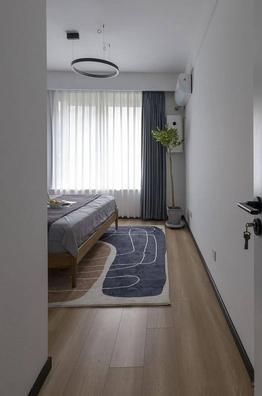 玄关|小夫妻的优雅两居,U型衣帽间真大气,圆形家居内敛又舒适,超美