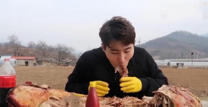 出卖|大胃王挑战80斤“烤乳猪”,摄像师却出卖了他,网友当我们傻