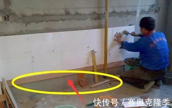 瓷砖|工人在卫生间贴瓷砖留了一排空,一开始以为偷工,后来才明白好处