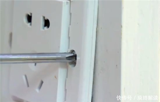 螺丝|墙上插座松动不好用,学会一招,不花一分钱,比新的还牢固