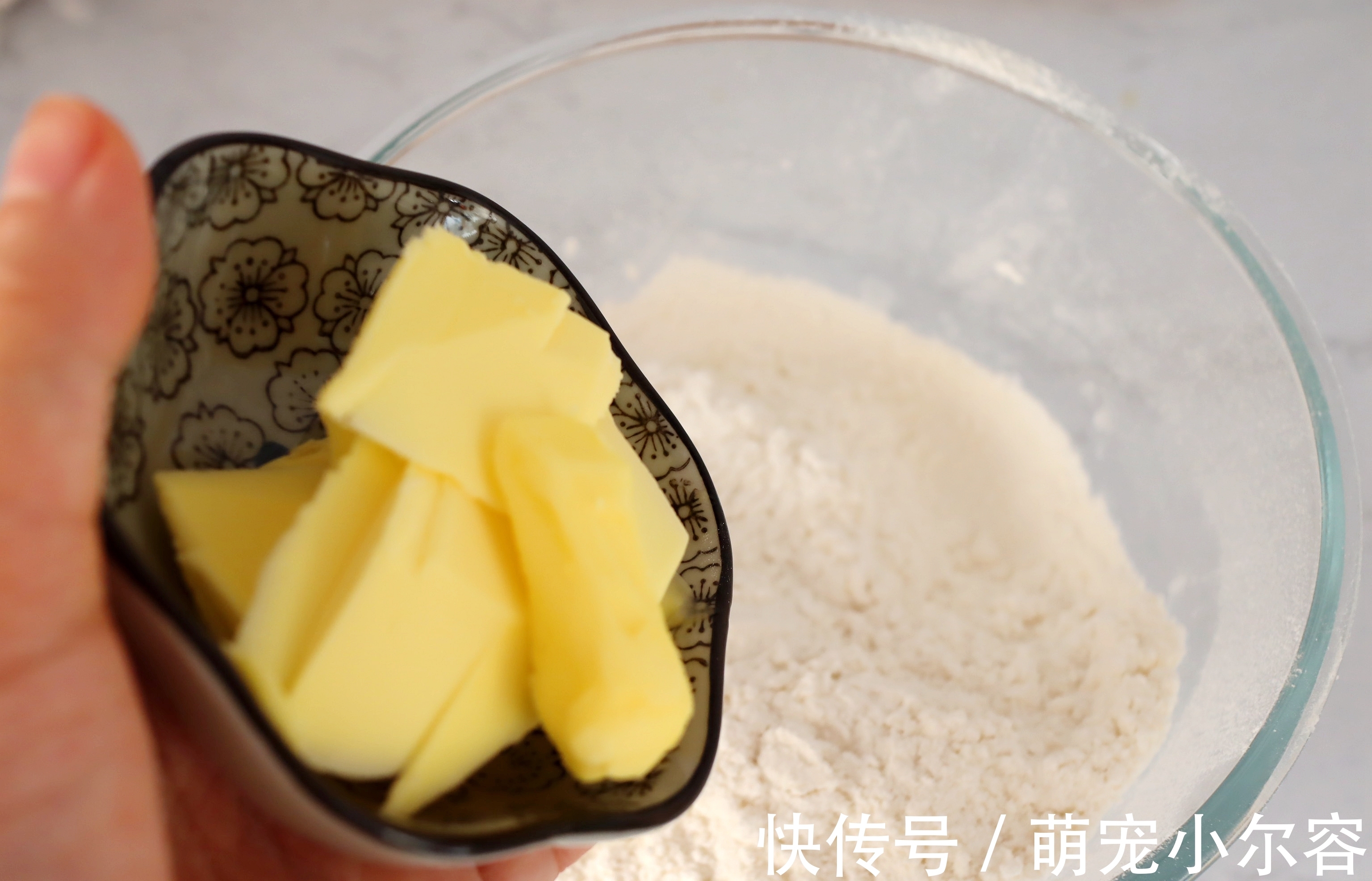 立秋后，早餐爱上这个饼，不揉面不发面，无油无糖，松软又可口