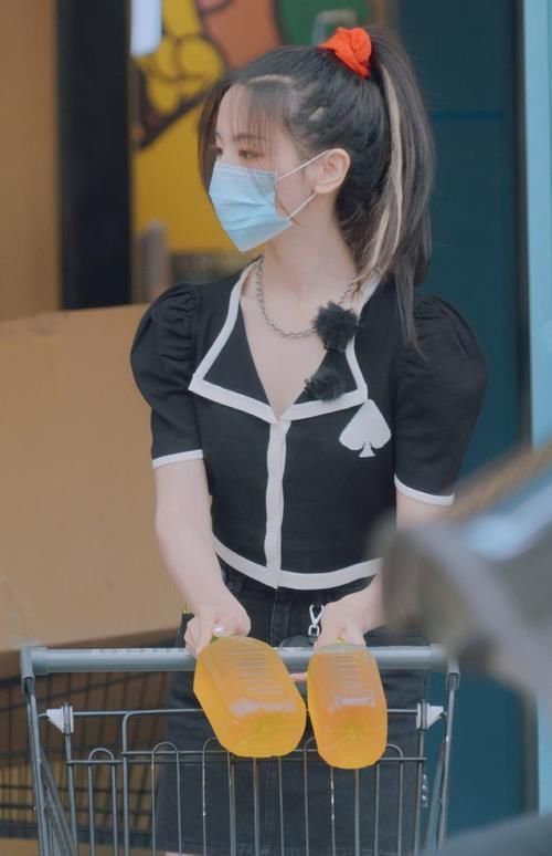 裙摆|难怪会被老板一眼相中,泡泡袖上衣配短裙,美成漫画女主