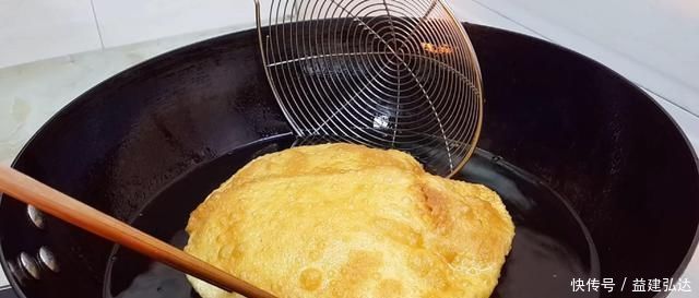 以后面粉就这样做,不发面不烫面,比鸡蛋饼好吃,个个香脆鼓大泡