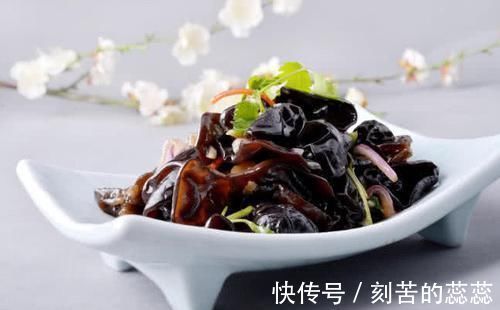 女人|贫血的女人,别顾着吃红枣,不妨吃4种“食物”,面色红润有光泽