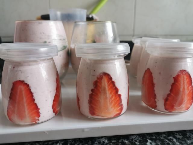 孩子在家吵着吃蛋糕,无奈之下自己动手给孩子做,孩子吃了一半