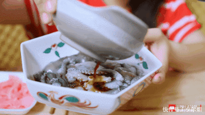 章鱼|韩国小姐姐在家直播吃“面条”,当我看到动来动去,差点被吓一跳