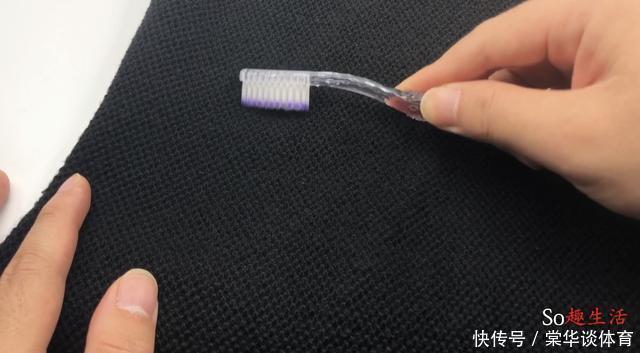 两根旧牙刷绑一起,解决了不少人困扰的难题,抓紧提醒家人还不迟