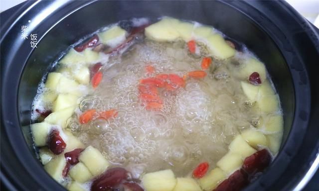枸杞|秋冬交替，多做这汤给家人吃，清甜滋润皮肤好，增强体质身体棒