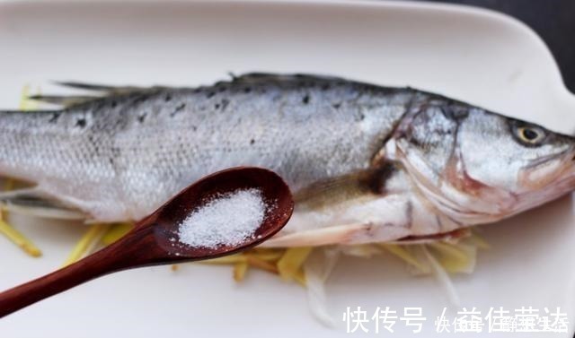 鱼不论怎么蒸都发腥牢记这2点,不腥肉嫩还很鲜