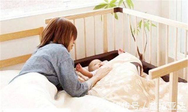 妈妈|宝宝白天频繁吃奶、不肯睡觉,除了母乳不足之外,还有两种可能