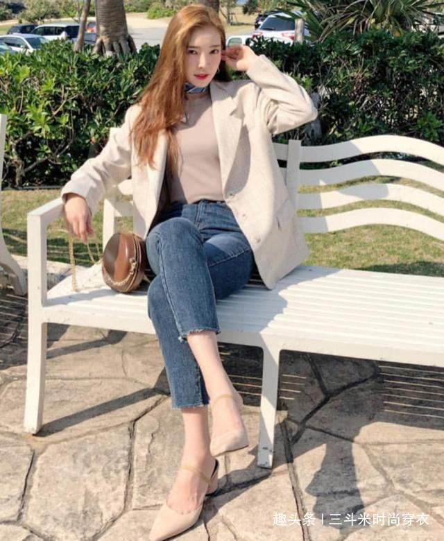 牛仔裤秀女性独有气质完美曲线,苗条好身材尽显,吸引路人无数!