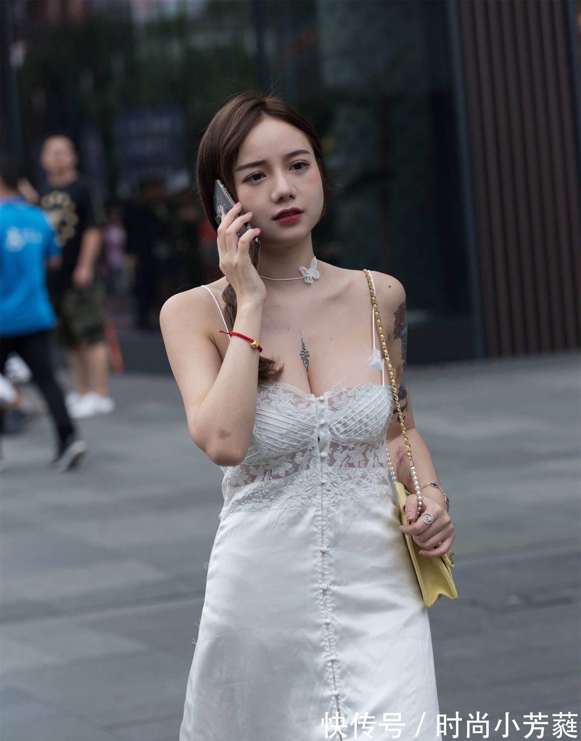 长裙 一袭白色长裙,绑带式花瓣凉鞋,显得气质又清新