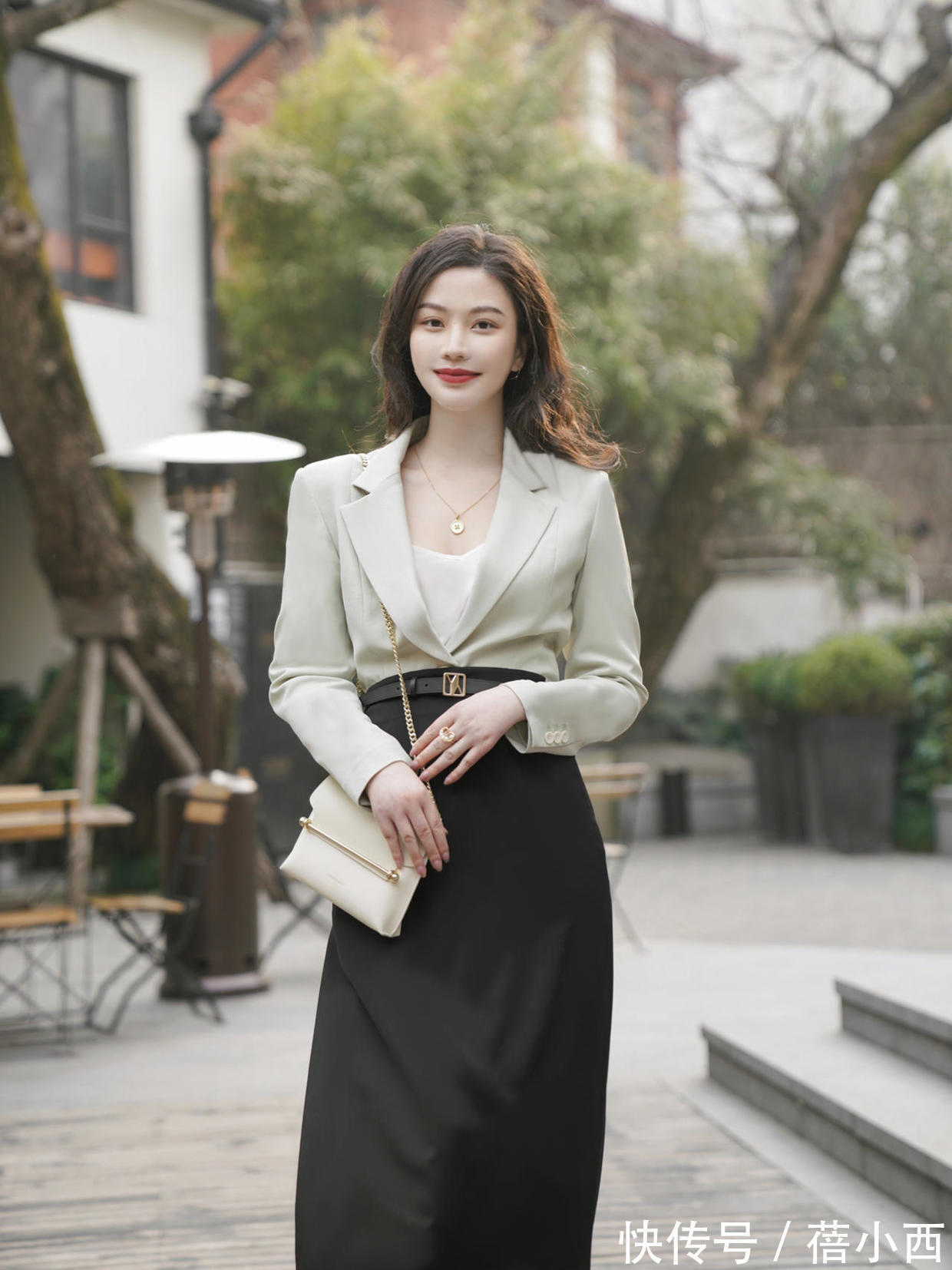 穿搭 优雅女人的穿搭法宝,半身裙搭配你get了吗?轻松塑造高级感