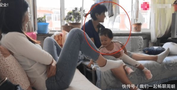 挑衅|宝宝躲在姥姥怀里“挑衅”小姨,本以为会万无一失,结果却失算了