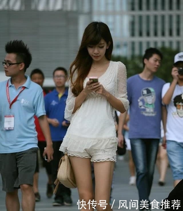 丰盈|粉嫩甜美的打底裤小姐姐展示优雅烂漫的气质,丰盈身材女人味十足