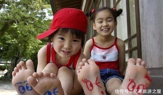 妈妈|幼儿园放学后,有2个孩子一直无人认领,亲妈瞅了十分钟都没认出