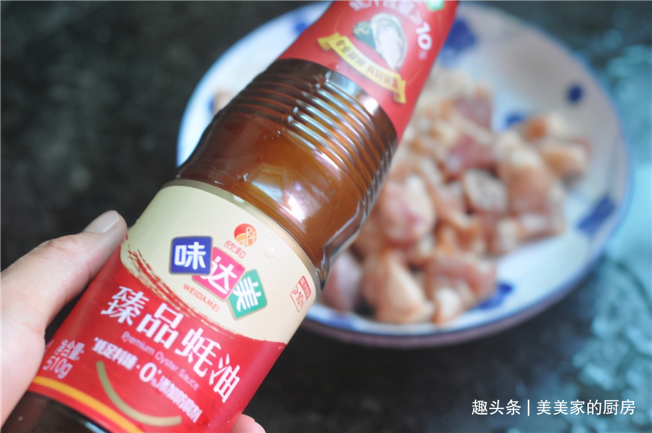 我家五花肉从不红烧，淋一勺酱油，不炒也不炖，一大盘不够吃！