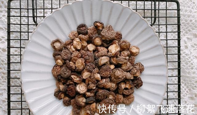 3分钟教你香菇最好吃的做法,爽滑软糯鲜香美味,下饭配面都不错!
