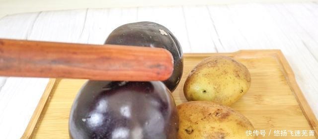 土豆从来没这样吃过,加一个茄子,比吃红烧肉还香,上桌就被扫光