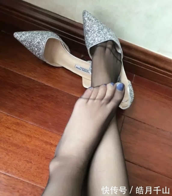 鞋面 简约时尚尖头细跟设计,贴合脚部曲线,既舒适又不累脚