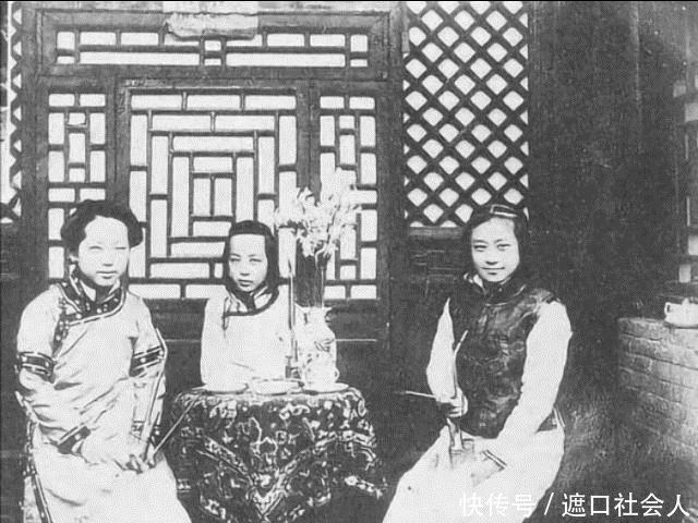 正妻|清末老照片，正妻怂的小妾愁眉锁眼，最后一张李鸿章小妾十分惊艳