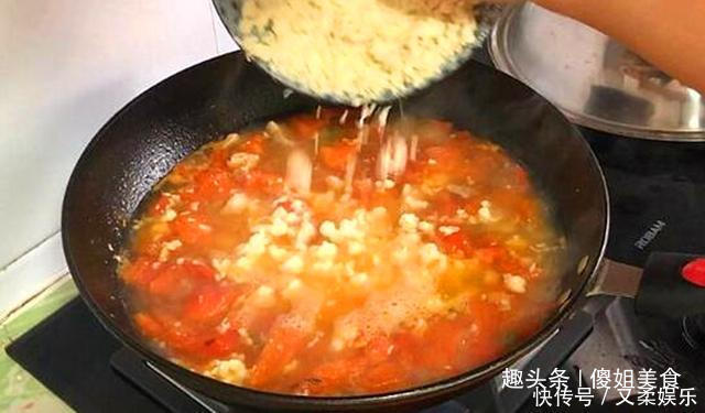 做疙瘩汤时,别再用水和面了!如此做,疙瘩爽滑筋道,吃不够
