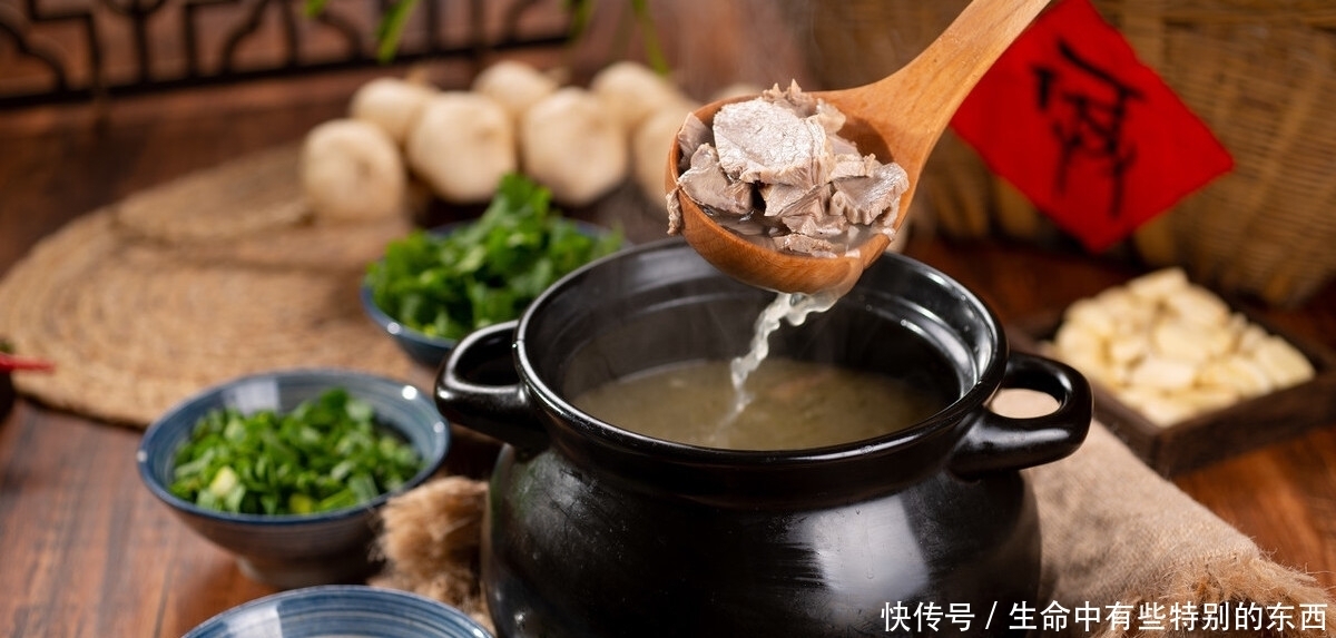 炖羊肉汤时,不要放进过多的调料,只需3样,羊汤奶白鲜美无膻味