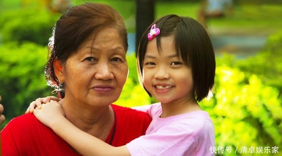 孙子亲还是外孙亲,2个老人说出答案,值得思考