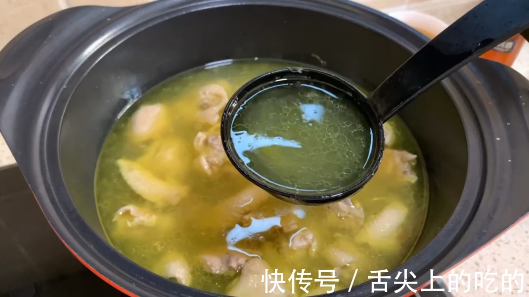 炖鸡时，有人焯水、有人直接炖，大厨教你正确的做法，太香了