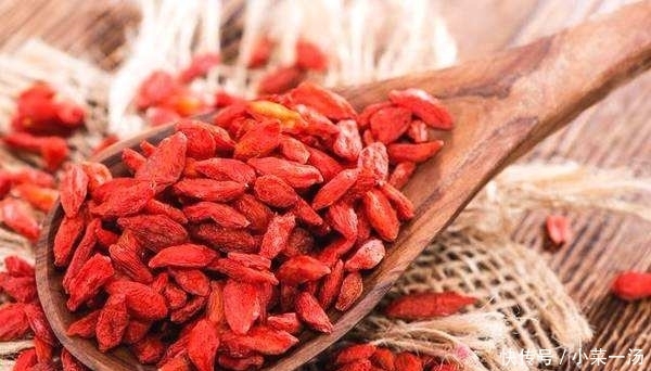 类人|枸杞子泡水喝好处多,但也有“副作用”,尤其4类人不宜饮用