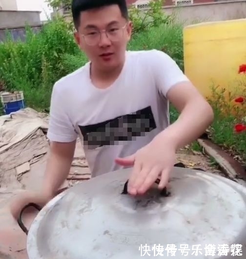 农村小伙在户外架锅煮龙虾,当它揭开锅盖之后,大家尖叫起来