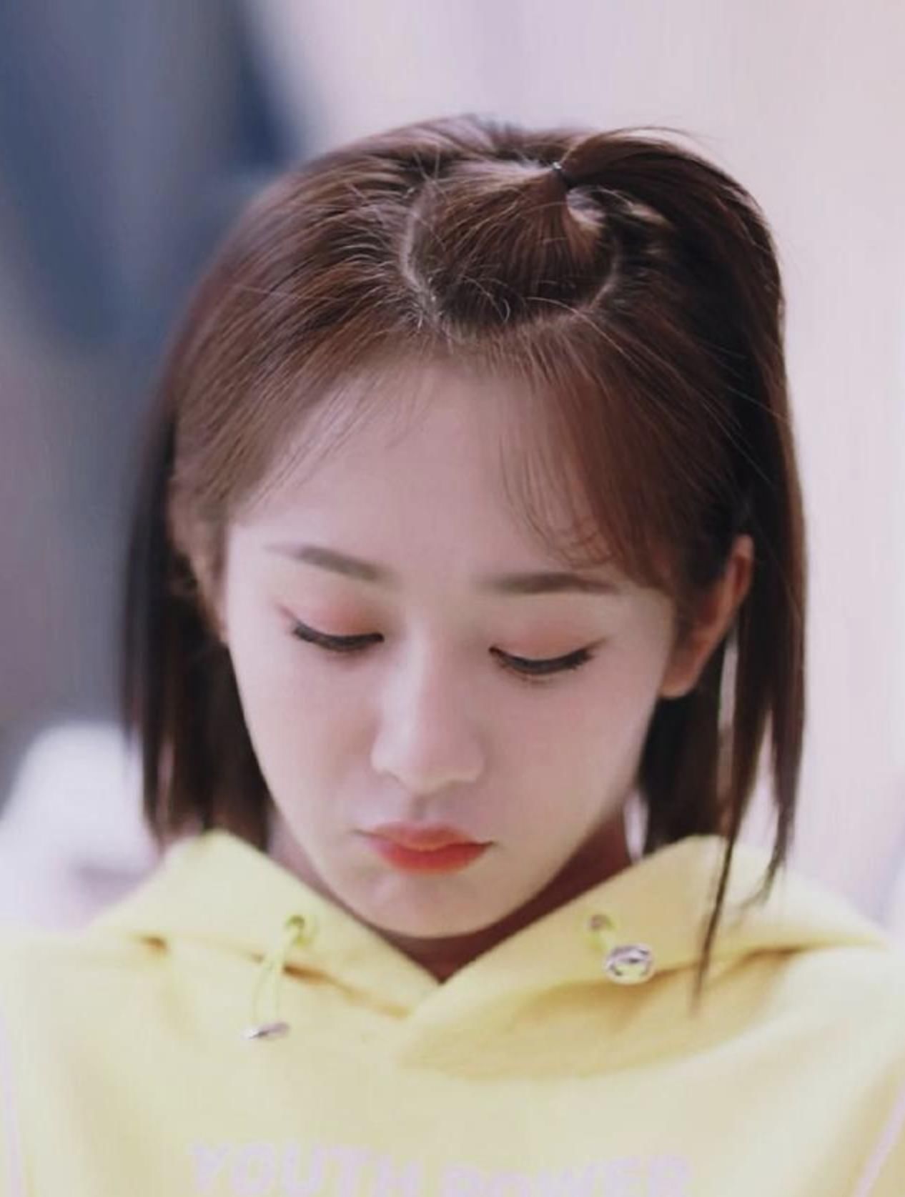 丸子头已经过时啦，今年流行男女通吃的苹果头，时髦减龄还方便