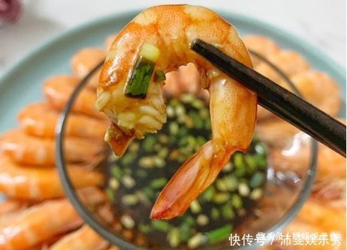 煮虾时,10人7人加错“水”!导致虾肉柴腥味重,这才是正确做法