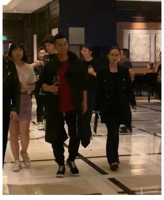 《哥哥》慶功宴現場曝光，戚薇驚喜現身，蔡少芬張晉甜蜜撒糖